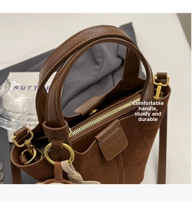 Detailansicht von oben der braunen Leder-Beuteltasche mit goldenen Beschlägen