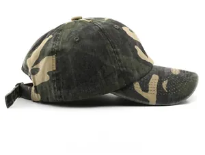 Détail de la casquette de baseball camouflage avec œillets respirants et vue latérale