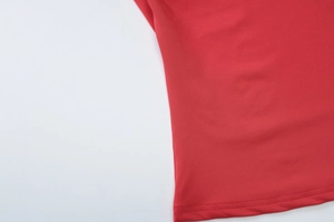 Detailaufnahme des doppelt genähten Saums am roten elastischen Strick-Top für Damen