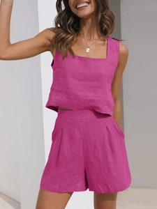 Détail de la texture en lin de l'ensemble haut sans manches et short taille haute magenta