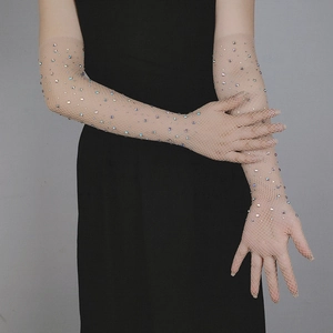 Dettaglio guanti lunghi a rete color nudo con strass colorati per abiti da sera e feste