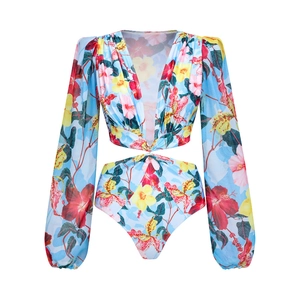 Détail d'un maillot de bain floral à manches longues avec décolleté en V et découpe
