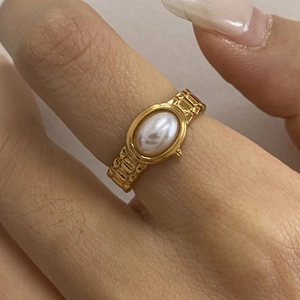 Vintage-Ring aus Edelstahl im Uhrenarmband-Stil mit eleganter ovaler weißer Perle