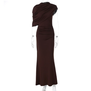 Détail d'une robe asymétrique marron café avec des plis et une épaule dénudée