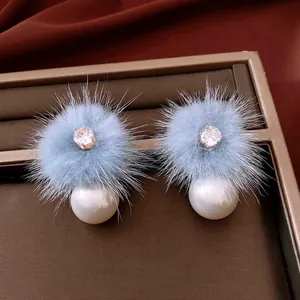 Eleganti orecchini placcati oro 18 carati con pompon azzurro e perle per il look invernale