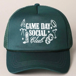 Dettaglio della stampa Game Day Social Club su cappello trucker verde scuro con rete