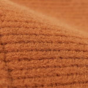 Bonnet en tricot caramel pour femmes avec texture côtelée chaude et finition en fourrure douce