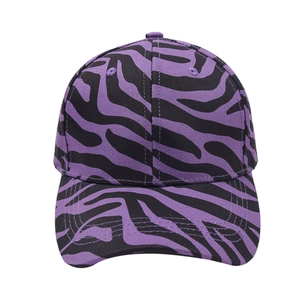 Cappellino da baseball zebrato viola e nero con visiera curva visto frontalmente