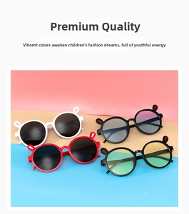 Vue à plat de lunettes de soleil enfant avec oreilles de lapin en diverses couleurs