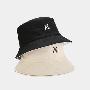 Cappello da pescatore in cotone con ricamo lettera M nei colori nero e beige tela