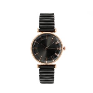 Dettaglio dell'orologio oro rosa con quadrante nero, strass e cinturino elastico