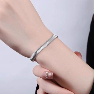 Pulsera de cadena de serpiente plana y gruesa de acero de titanio plateado en la muñeca