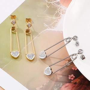 Vue détaillée des boucles d'oreilles épingle à nourrice avec breloques cœur pavé