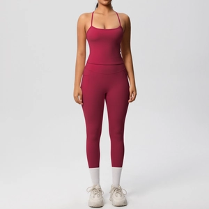 Vue détaillée de l'ensemble de yoga bordeaux avec legging taille haute et poches