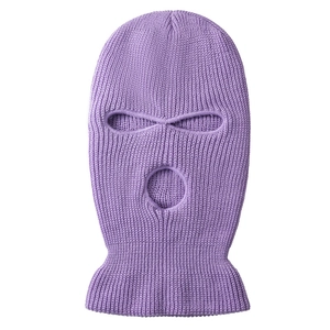 Détail de la cagoule tricotée violet clair à trois trous montrant la texture chaude