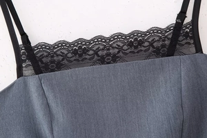 Détail de robe en denim bleu avec bordure en dentelle noire et fines bretelles