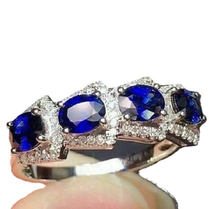 Elegante anello in oro bianco 18K con quattro zaffiri blu ovali e pavé di diamanti