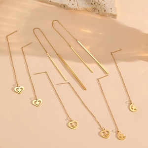 Lot de quatre boucles d'oreilles traversantes dorées avec cœurs et formes géométriques