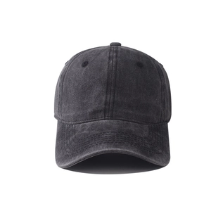 Vooraanzicht van een hoogwaardige gewassen katoenen baseballpet in distressed antracietzwart.