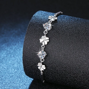 Elegant S925 sterling silver four-leaf clover bracelet with 1ct moissanite gemstone