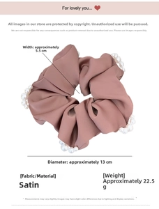 Détail du chouchou en satin vieux rose avec perles montrant le diamètre de 13 cm