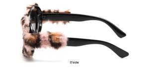 Vue latérale de lunettes de soleil ovales tendance avec monture noire et fourrure léopard