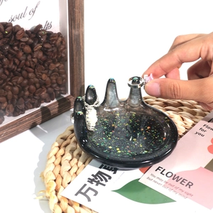 Handvormige siliconen mal voor sieradenhouder met zwart glitter epoxyhars ontwerp