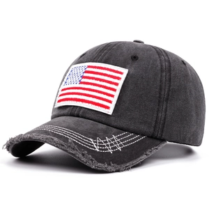 Dettaglio cappellino in cotone grigio antracite con bandiera USA e visiera stile vintage