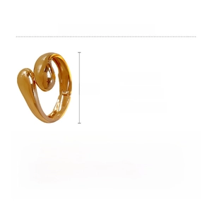 Dettaglio del bracciale rigido dorato regolabile con design a goccia d'acqua fluida