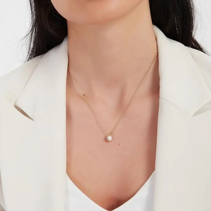 Dettaglio della collana in acciaio inossidabile 18K oro con ciondolo a perla singola