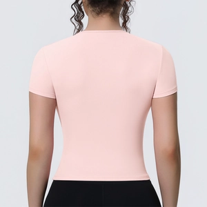 T-shirt de yoga vue arrière montrant le tissu extensible et les coutures de précision