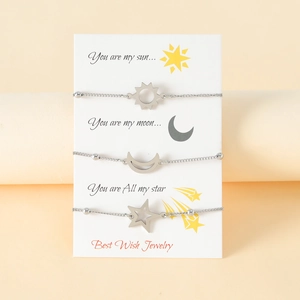Ensemble de trois bracelets en acier inoxydable avec soleil lune et étoile sur carte