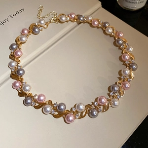 Collier vintage doré avec perles blanches, roses et grises et strass scintillants