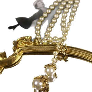 Collana di perle multistrato con fiori d'oro vintage ed eleganti motivi a uccello