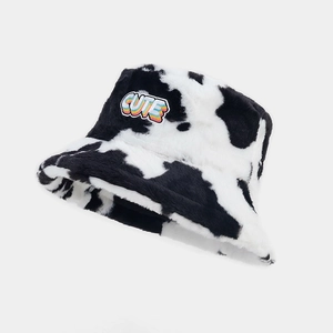 Bob en peluche à motif vache avec patch CUTE arc-en-ciel et texture douce noir et blanc
