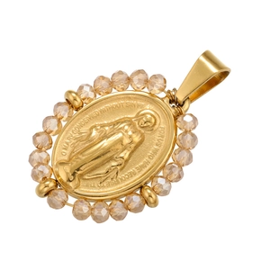 Détail macro de la médaille miraculeuse plaquée or 18K avec perles d'ambre et relief