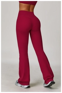 Vue arrière du pantalon de yoga évasé à taille haute rouge foncé et coupe sculptante