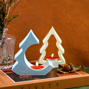 Minimalistische kerstboom kandelaar set met rode theewas op vintage boek decoratie