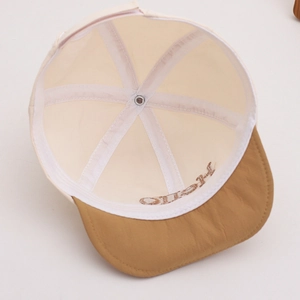 Détail de l'intérieur du chapeau bébé avec broderie Hello sur le bord jaune