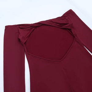 Dettaglio del vestito bordeaux a maniche lunghe con design incrociato sulla schiena