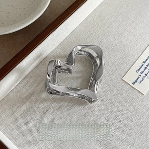 Detailed view of silver heart-shaped hair claw clip showing 6cm size measurement
