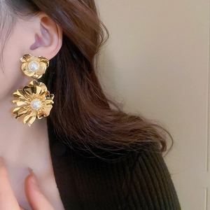 Boucles d'oreilles fleur dorées avec perles d'imitation et finition métallique