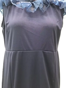 Detail des schulterfreien Rüschen-Ausschnitts mit blauem Tüllbesatz am figurbetonten Kleid