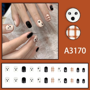 Faux ongles à motifs de chien mignons avec carreaux orange et visages de fantômes