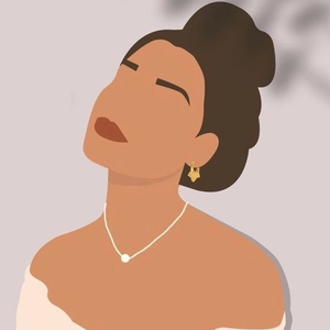 Détail de boucles d'oreilles étoile dorées et collier de perles sur un mannequin