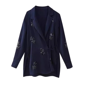 Marineblaues Satin-Blazer-Set mit schwarzen Pailletten-Stickereien und Gürtel