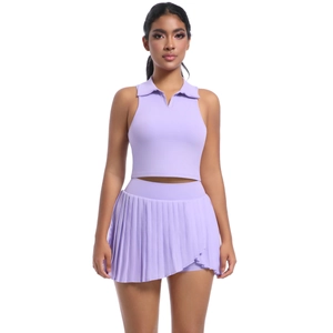 Vista frontale del set sportivo lavanda con top polo senza maniche e gonna a pieghe