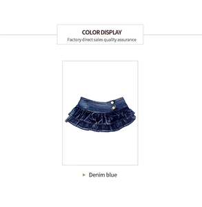 Detail eines dunkelblauen Jeans-Minirocks mit goldenen Knöpfen und Rüschenschichten