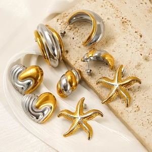 Set orecchini a perno bicolore in acciaio inox con cuore e stella marina forma geometrica