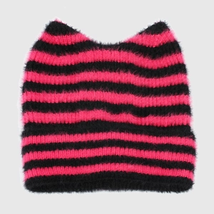 Details der gestreiften Katzenohren-Mütze mit flauschiger rosa-schwarzer Mohair-Textur